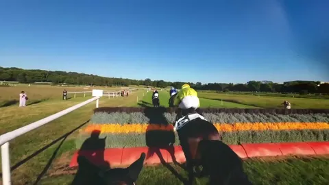 Miniature de la vidéo titrée \"CHEVAUX : LE PLUS GRAND CROSS DU MONDE AU LION D'ANGERS"