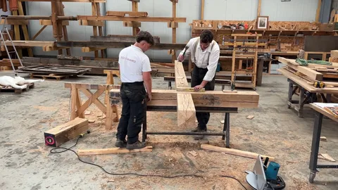 Miniature de la vidéo titrée \"Ils fabriquent la croix pour la venue du Pape"